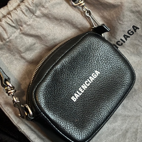 Just in time for V’ Day! 💄 2Cute💕 Balenciaga crossbody;) cute - Picture 1 of 2